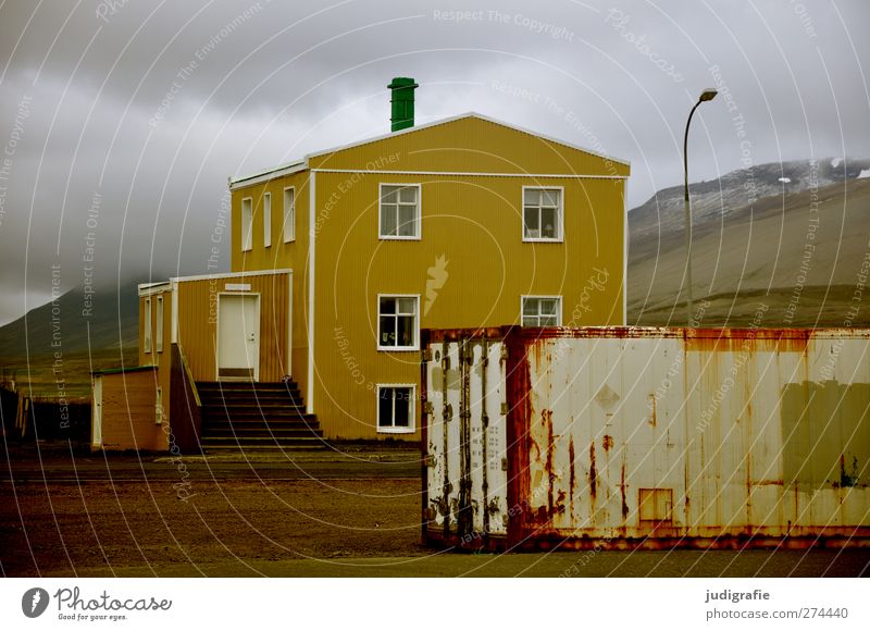 Island Hafenstadt Menschenleer Haus Einfamilienhaus Bauwerk Gebäude Container bedrohlich dunkel Stimmung ruhig Häusliches Leben Farbfoto Gedeckte Farben