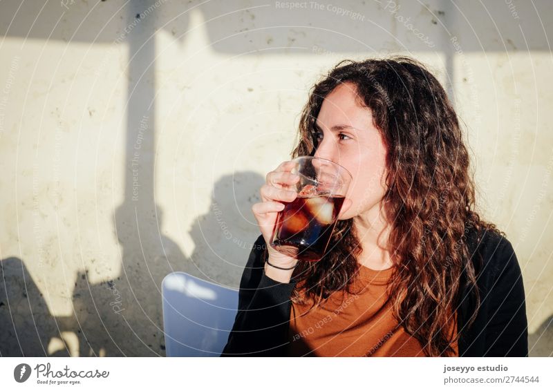 Frau beim Trinken auf der Terrasse in der Sonne Alkohol Lifestyle Freude Glück schön Gesicht Freizeit & Hobby Ferien & Urlaub & Reisen Sommer Tisch Restaurant