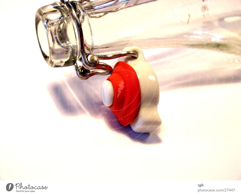 die mit dem plop rot weiß Keramik Gummi Alkohol red Glas Flasche Verschluss Hals white Metall durchsichtig Klarheit glaskar bottle