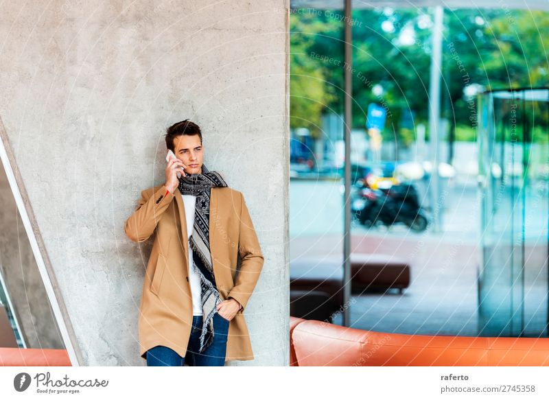Junger Mann in Jeansstoffkleidung mit einem Handy Lifestyle elegant Stil schön Haare & Frisuren sprechen Telefon PDA Mensch maskulin Jugendliche Erwachsene 1