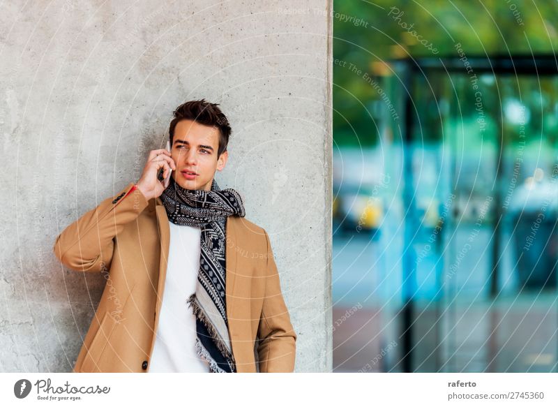 Junger Mann in Jeansstoffkleidung mit einem Handy Lifestyle elegant Stil schön Haare & Frisuren sprechen Telefon PDA Mensch Jugendliche Erwachsene 1 18-30 Jahre