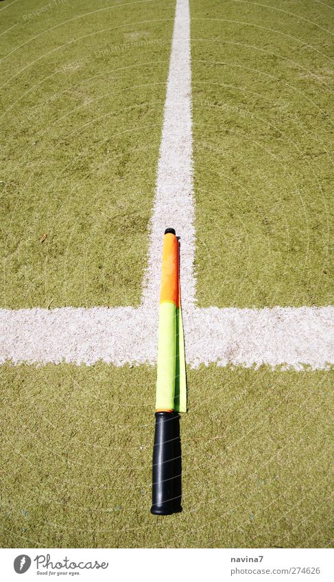 auf der Linie Sport Ballsport Schiedsrichter Linienrichter Fußballplatz grün orange weiß Wachsamkeit Fahne Farbfoto mehrfarbig Außenaufnahme Menschenleer