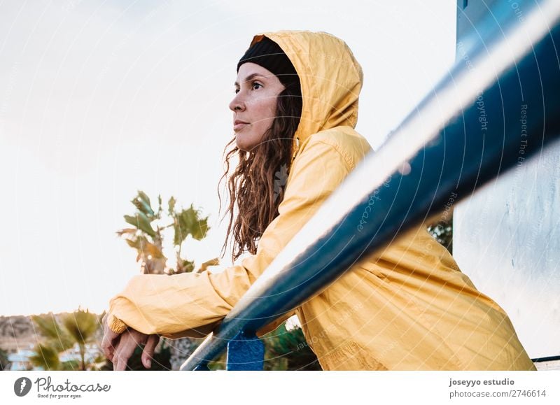 Junge brünette Frau auf einem Rettungsschwimmturm Lifestyle Leben Erholung Ausflug Freiheit Sonne Strand Winter Sport 30-45 Jahre Erwachsene Natur Horizont