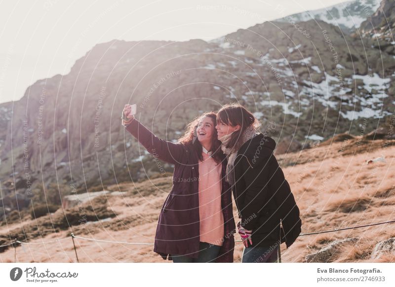 zwei Wandererinnen Freundschaften genießen im Berg Lifestyle schön Freizeit & Hobby Ferien & Urlaub & Reisen Abenteuer Freiheit Winter Schnee Winterurlaub