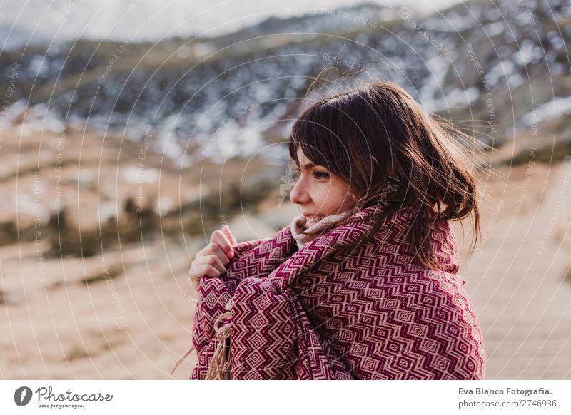 junge Frau, die die Natur im Berg genießt. Lifestyle Freude Glück schön Gesicht Erholung Freizeit & Hobby Ferien & Urlaub & Reisen Tourismus Winter Schnee