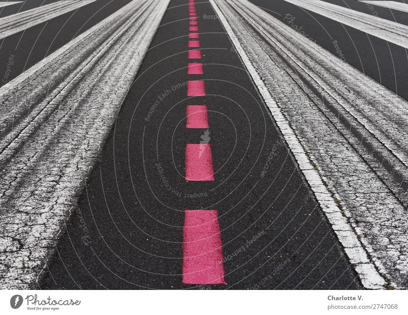 Zentralperspektive Verkehrswege Luftverkehr Landebahn Schilder & Markierungen Linie Streifen dunkel einfach lang rot schwarz weiß ästhetisch Genauigkeit