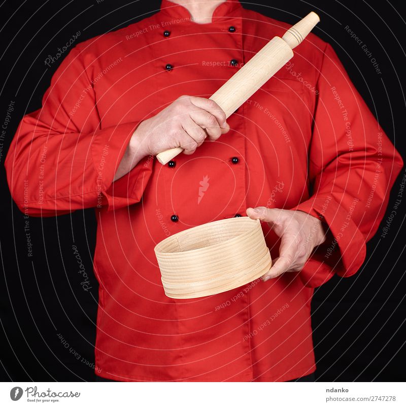 in einem roten Uniformbehälter kochen Stil Küche Restaurant Arbeit & Erwerbstätigkeit Beruf Mensch Mann Erwachsene Hand Bekleidung Hemd Anzug Jacke Sieb Holz
