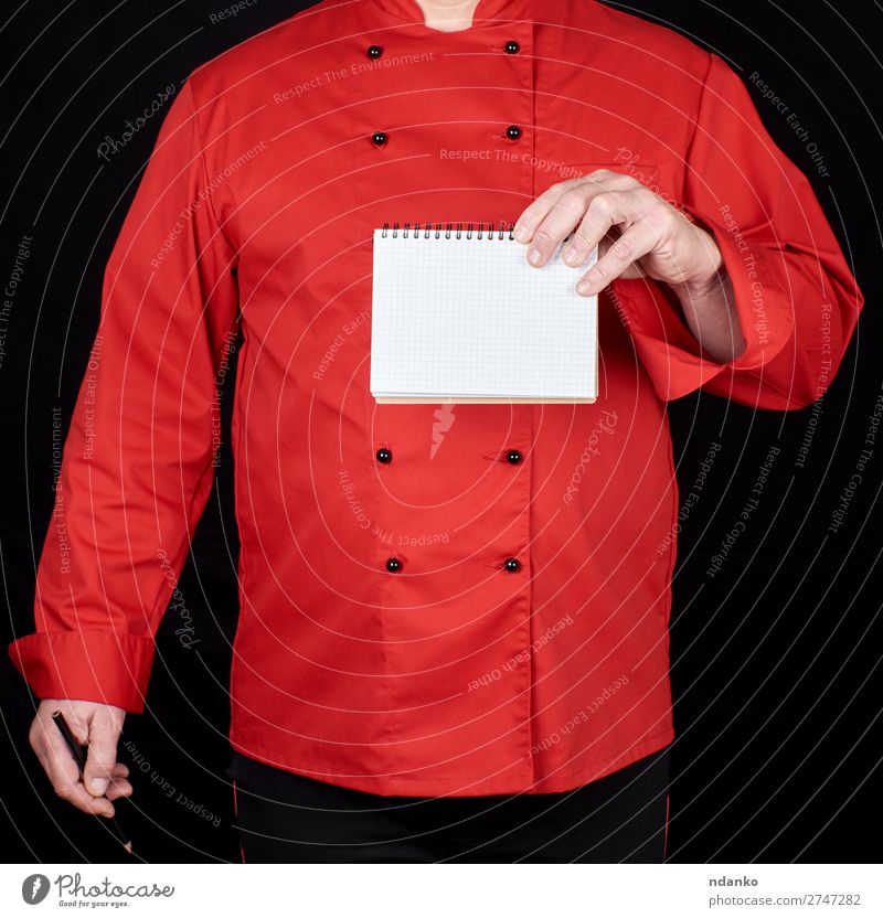 Koch in roter Uniform mit einem leeren Notizbuch. Küche Restaurant Arbeit & Erwerbstätigkeit Beruf Mensch Mann Erwachsene Hand Bekleidung Hemd Anzug Jacke