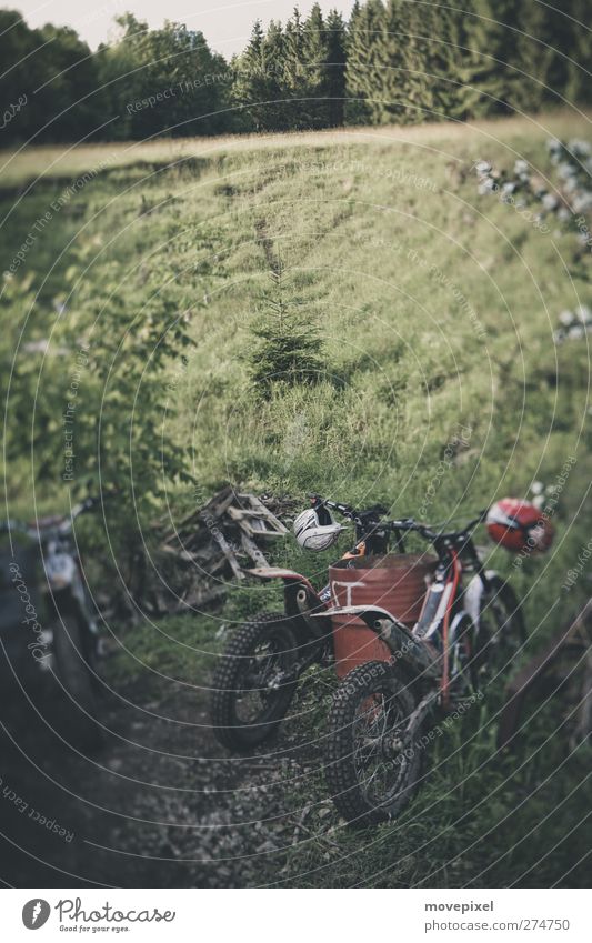 Wo sind die Biker? Sport Motorsport Motorradtreffen Natur Landschaft Wald Berge u. Gebirge Helm Motorradhelm Erholung Pause Menschenleer Motocrossmotorrad Wiese
