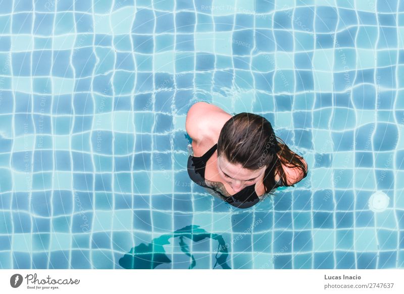 Mädchen auf einem Swimmingpool eines Resorts schön Erholung Spa Schwimmbad Ferien & Urlaub & Reisen Tourismus Frau Erwachsene Gebäude Architektur Denkmal blond