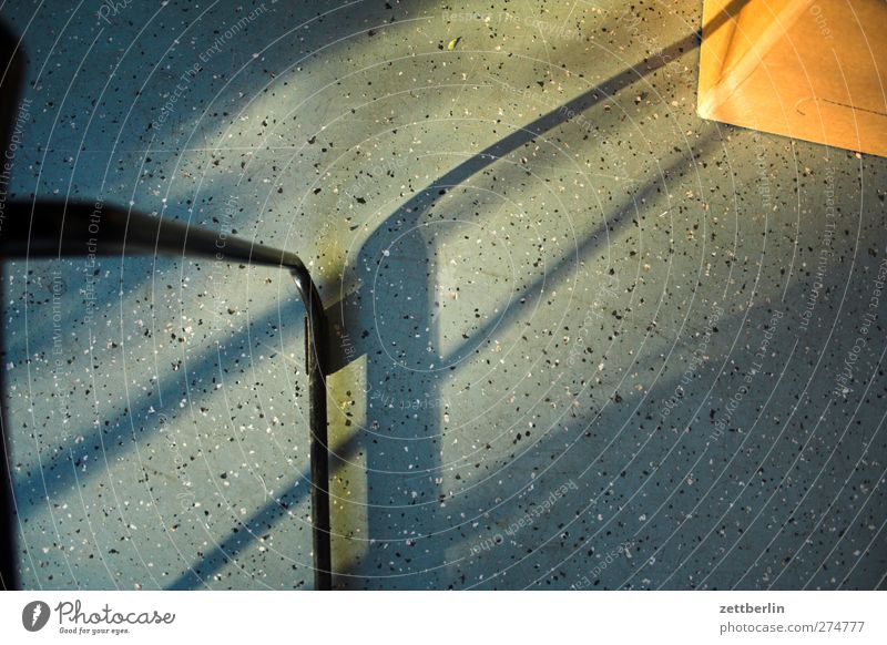 Ein Tisch und eine Kiste Häusliches Leben Wohnung Innenarchitektur trendy Bodenbelag Betonboden Umzug (Wohnungswechsel) Schatten abstrakt Licht Farbfoto