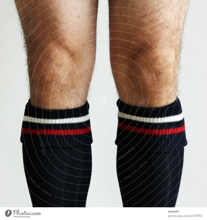 Fußballer Mensch Mann Erwachsene Haut Beine 1 sportlich Strümpfe Behaarung Farbfoto Detailaufnahme Männerbein Beinbehaarung Knie Kniestrümpfe Kniescheibe