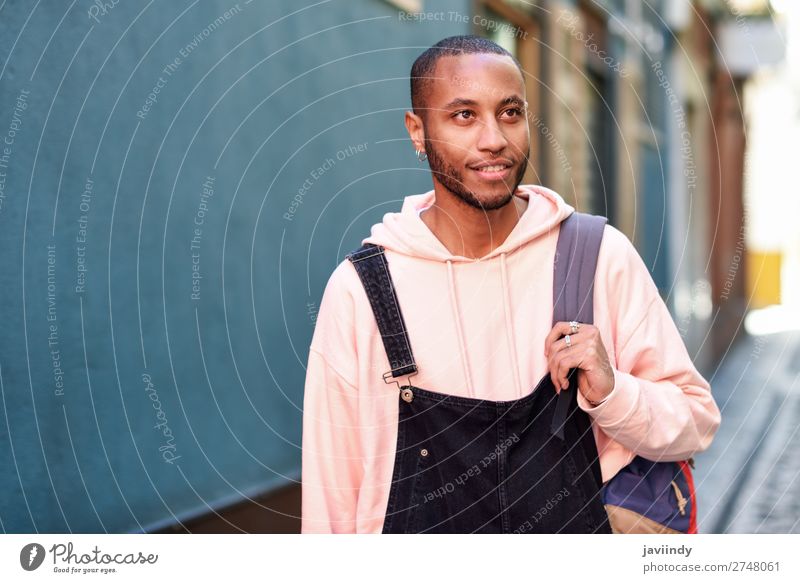 Junger schwarzer Mann in Freizeitkleidung geht lächelnd die Straße entlang Lifestyle Glück schön Mensch Erwachsene Mode Bekleidung Hemd Pullover Vollbart