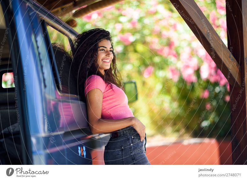 Junge Frau in einem Wohnmobil mit rosa Blumen Lifestyle Stil Freude Glück schön Haare & Frisuren Freizeit & Hobby Ferien & Urlaub & Reisen Ausflug Camping