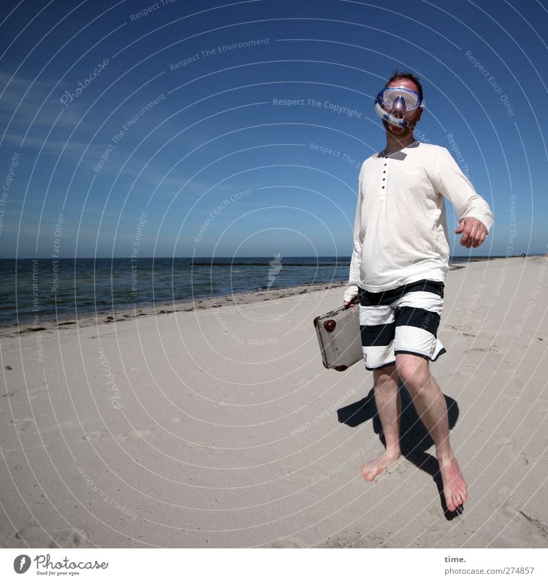 Hiddensee | Ein Mann geht seinen Weg Mensch Erwachsene 1 30-45 Jahre Umwelt Natur Sand Wasser Himmel Horizont Schönes Wetter Küste Strand Koffer Taucherbrille