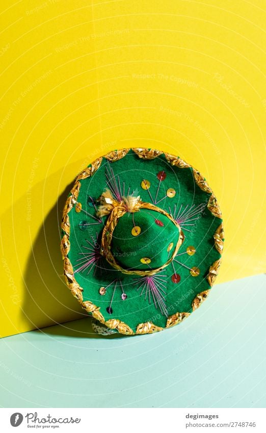 Mexikanischer Sombrero-Hut auf geometrischem Gelb und Grünem Pastell Design Sommer Kultur Mode Tradition Mexikaner Hintergrund Mexiko Party Fiesta Mariachi