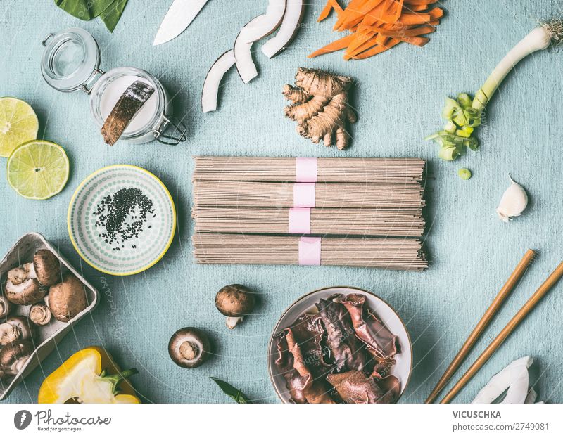 Asiatische Nudeln und Zutaten auf Küchentisch Lebensmittel Ernährung Vegetarische Ernährung Diät Asiatische Küche Geschirr Schalen & Schüsseln kaufen Stil