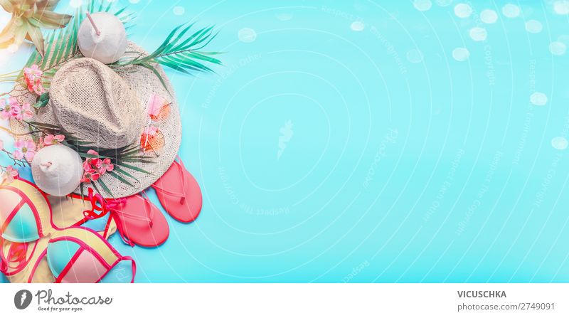 Draufsicht auf die Sommer-Strand-Accessoires für Frauen: Bikini, Flip Flops, Sonnenbrille, Strohhut, kreolische Ohrringe, mit Palmblättern und tropischen Blumen auf türkisblauem Hintergrund, Banner mit Kopierfeld
