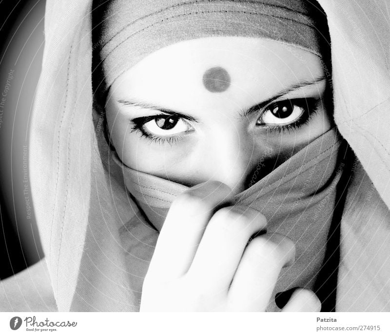 verborgen Frau Gesicht Porträt verpackt verschleiert Auge Inder Indien Ausländer fremd Fremder Rehauge dunkel schwarz weiß Hand Schüchternheit Religion & Glaube