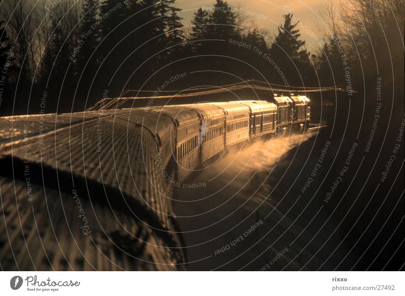 "Get on Top" Kanada Winter Eisenbahn Sonnenuntergang Verkehr VIA Rail Schnee Rocky Mountains