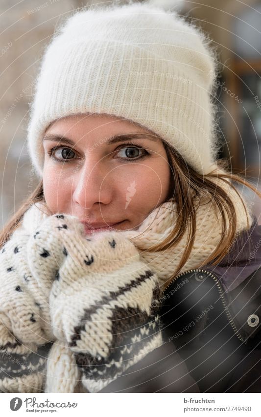 Frau, Portrait, Winter, Schal, Mütze Lifestyle Stil Gesicht Erwachsene 1 Mensch 30-45 Jahre Handschuhe gebrauchen berühren gehen stehen Fröhlichkeit kalt schön