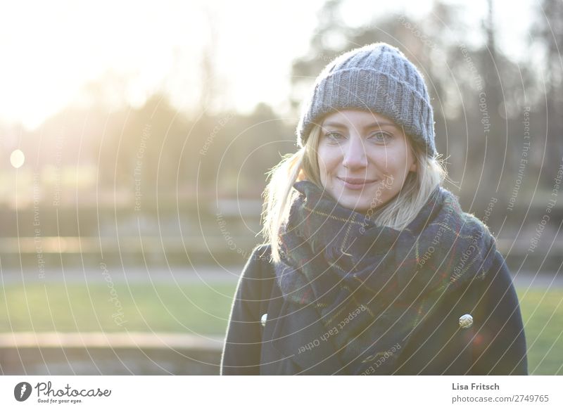 FRAU - WINTER - MÜTZE - LÄCHELN Frau Erwachsene 1 Mensch 30-45 Jahre Sonnenlicht Schönes Wetter Schal Mütze blond kurzhaarig Lächeln warten Freundlichkeit schön