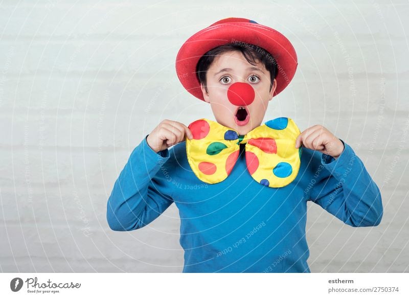 Kind mit Clownsnase und Hut Lifestyle Freude Feste & Feiern Karneval Halloween Geburtstag Mensch maskulin Kindheit 1 8-13 Jahre Theater Zirkus Lächeln lachen