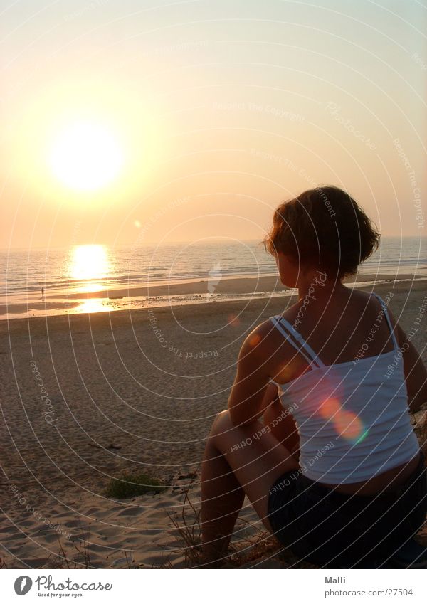 Abend am Atlantik Meer Strand Frau Sonnenuntergang