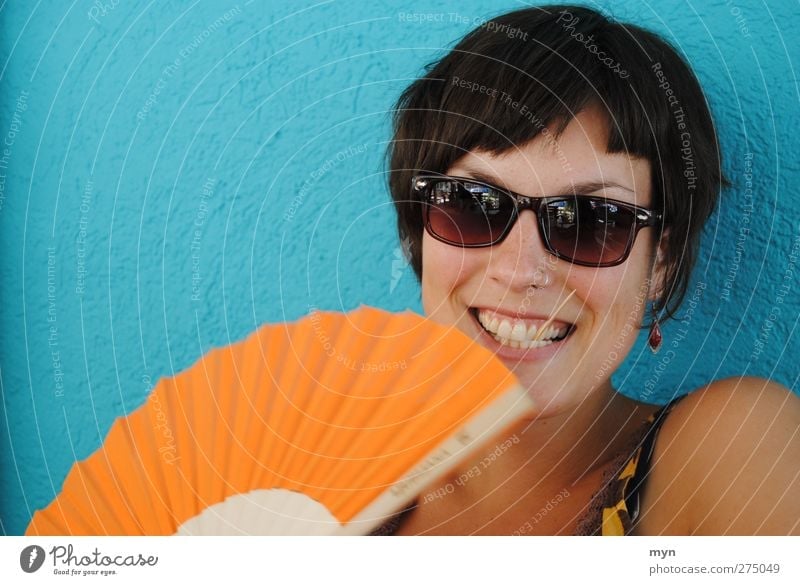 Sommer II Mensch feminin Junge Frau Jugendliche Erwachsene Gesicht 1 18-30 Jahre schön Fächer Sonnenbrille Zahnstocher Piercing Ohrringe hell-blau orange lachen