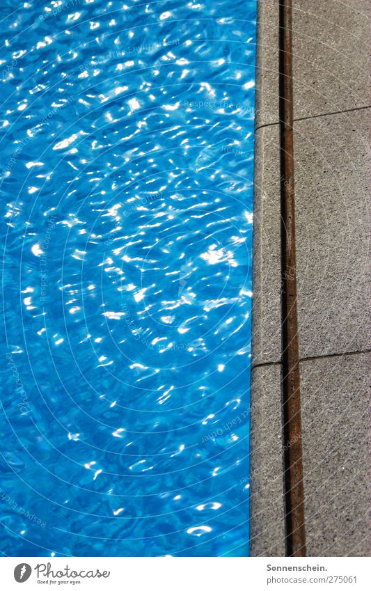 Meer sein Sommer Wellen Schwimmbad Wasser Sonnenlicht blau ruhig Farbfoto Außenaufnahme Licht Reflexion & Spiegelung Beckenrand Freibad Textfreiraum links