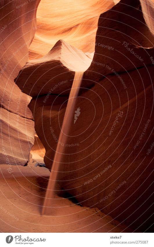 wüstenfall Felsen Schlucht Wüste gelb orange rot fließen Sand Sandstein verwaschen Antelope Canyon Wärme Farbfoto Außenaufnahme Textfreiraum links