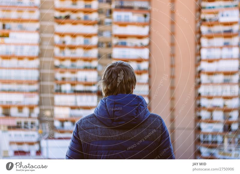 Blonder Mann steht auf der Dachterrasse und schaut auf das Gebäude. Lifestyle Stil Winter maskulin Erwachsene Jugendliche 1 Mensch 30-45 Jahre Skyline Terrasse