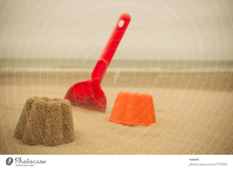 So viel Sand... und ein Förmchen! Erholung Freizeit & Hobby Spielen Kinderspiel Ferien & Urlaub & Reisen Sommer Sommerurlaub Strand Meer Schaufel Kindheit