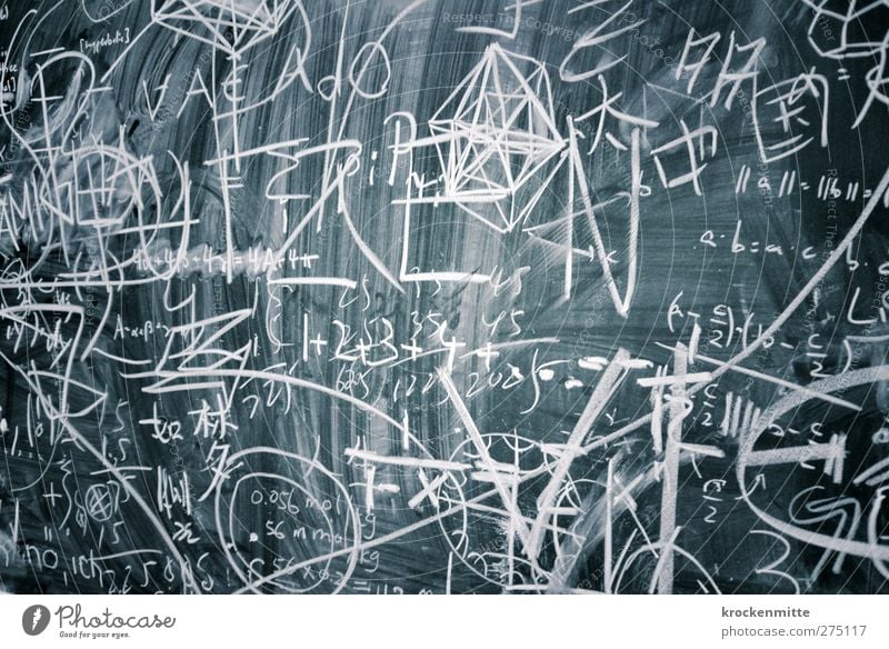 Geniestreich Bildung Schule lernen Schulgebäude Klassenraum Tafel Berufsausbildung Studium Hörsaal Labor wild schwarz weiß klug Formel Mathematik rechnen Kreide