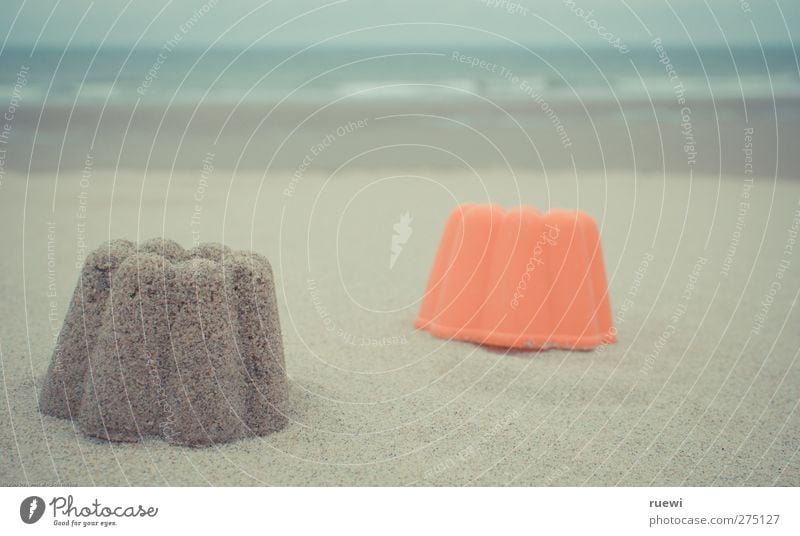 Sandförmchen und fertiger Sandkuchen am Strand Spielen Sommer Sommerurlaub Meer Wellen Kindheit Natur Landschaft Wasser Nordsee Sandstrand Spielzeug Förmchen