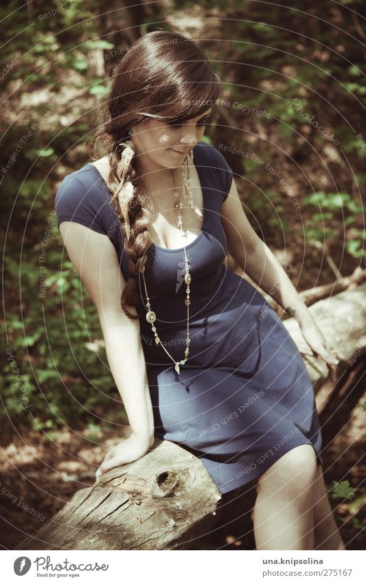 das zu wissen feminin Junge Frau Jugendliche Erwachsene 1 Mensch 18-30 Jahre Natur Baum Baumstamm Wald Mode Kleid Accessoire Schmuck brünett langhaarig Zopf