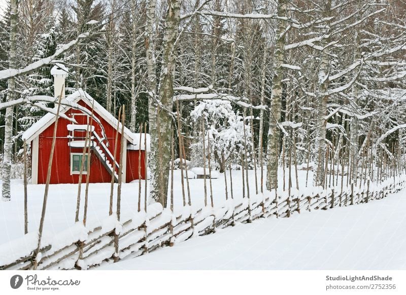 Kleines rotes Haus mit Schnee bedeckt schön ruhig Winter Natur Landschaft Wetter Schneefall Baum Wald Dorf Hütte Gebäude Architektur Schornstein Holz alt braun