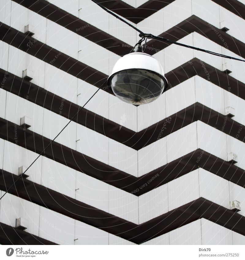 Für almogon: Zebrastreifen 'mal anders Haus Hochhaus Bauwerk Gebäude Architektur Wohnhochhaus Mauer Wand Fassade Balkon Lampe Straßenbeleuchtung Leitung