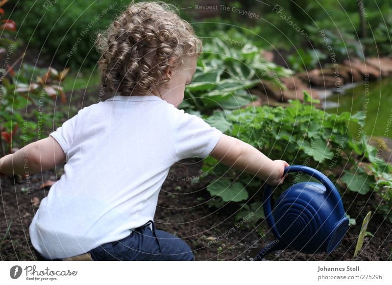 Blumenkind Garten Kindererziehung Kindergarten Gartenarbeit Kleinkind Junge Haare & Frisuren 1 Mensch 1-3 Jahre Natur Pflanze Nutzpflanze T-Shirt Hose blond
