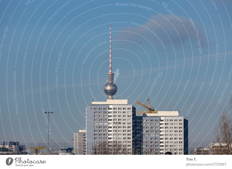 Berlin Friedrichshain Stadtzentrum Skyline Menschenleer Bauwerk Architektur Fernsehturm Tourismus Plattenbau Neubau Farbfoto Außenaufnahme Tag
