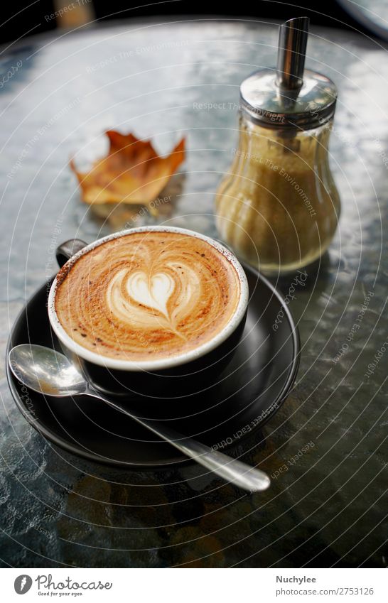 Heiße Tasse Kaffeemilch und Flachweiß Dessert Frühstück Getränk Espresso Tisch Kunst Herbst frisch heiß braun schwarz aromatisch Herbstlaub Hintergrund Café