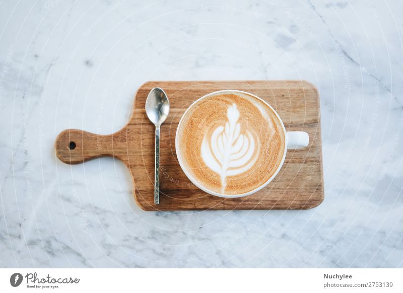 Draufsicht auf heißen Milchkaffee auf Holztablett Frühstück Kaffee Espresso Löffel Tisch Kunst braun schwarz weiß aromatisch Hintergrund Café Kantine Koffein