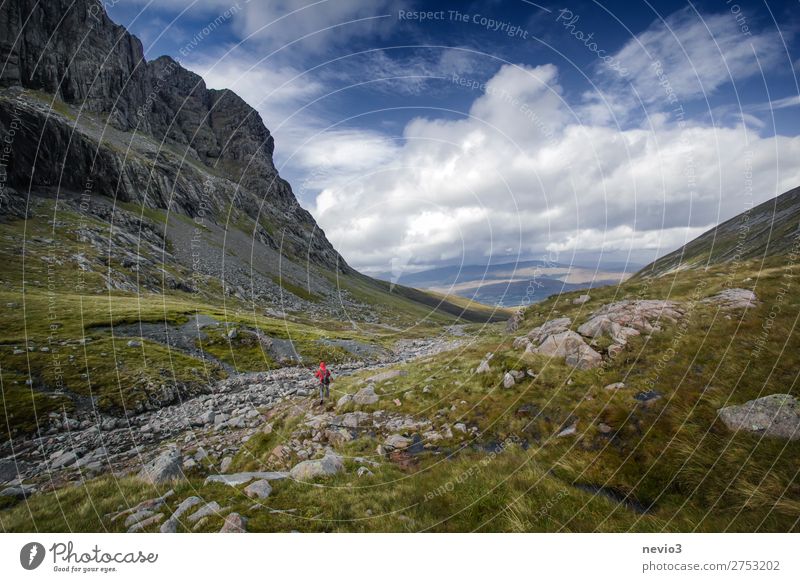 Das schottische Hochland Leben Ferien & Urlaub & Reisen Berge u. Gebirge wandern Sport Natur Landschaft Wetter Schönes Wetter Gras Feld frei natürlich blau grün