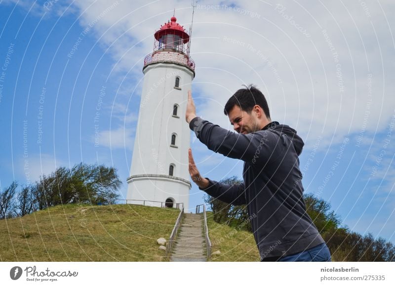 Hiddensee | Italien des Nordens Insel Junger Mann Jugendliche 1 Mensch 18-30 Jahre Erwachsene Himmel Wolken Hügel Turm Leuchtturm Bauwerk Gebäude