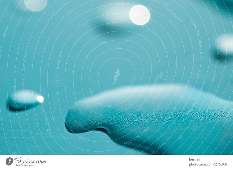 Kohlensäure Luftblase Pfütze Spritzer Wasser nass blau verschütten klecksen Wassertropfen türkis Farbfoto Innenaufnahme Nahaufnahme Detailaufnahme Makroaufnahme