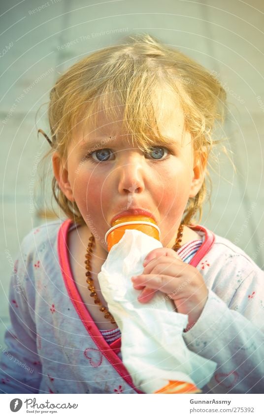Wassereis in Sommerluft vintage Speiseeis Essen Eis schlecken Sommerurlaub feminin Mädchen 1 Mensch 3-8 Jahre Kind Kindheit Bernsteinkette blond zerzaust Blick