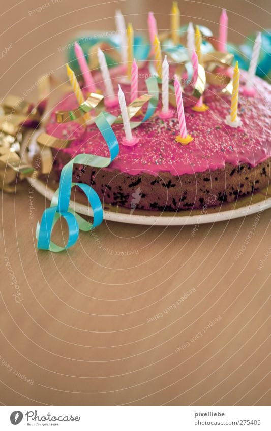 Happy Birthdaaay... Teigwaren Backwaren Kuchen Dessert Süßwaren Kaffeetrinken Teller Feste & Feiern Geburtstag Holz Fröhlichkeit mehrfarbig Freude Vorfreude
