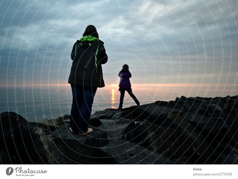 Hiddensee | Sonnenuntergangsanbeterinnen Mädchen Frau Erwachsene Kindheit 2 Mensch 3-8 Jahre Umwelt Natur Landschaft Wasser Himmel Wolken Horizont Felsen Küste