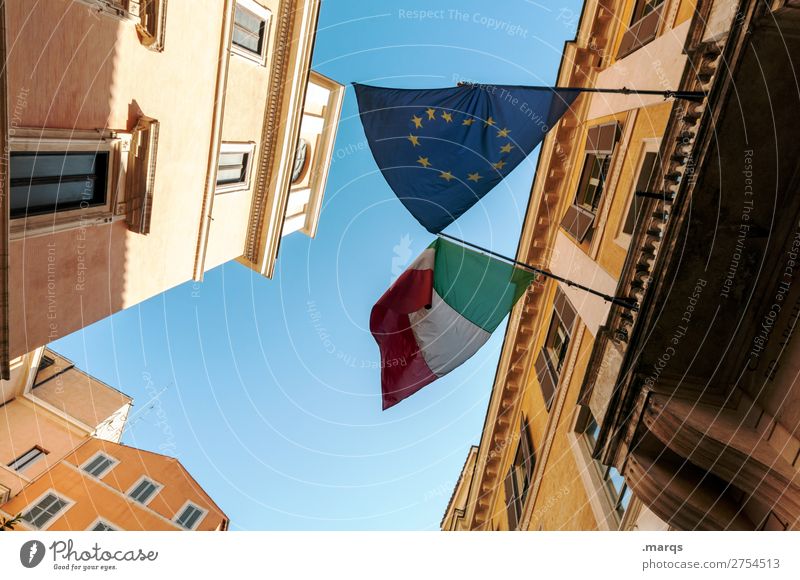 Italienische Flagge Wolkenloser Himmel Stadtzentrum Haus Fahne hoch Perspektive Politik & Staat Europafahne Farbfoto Außenaufnahme Menschenleer