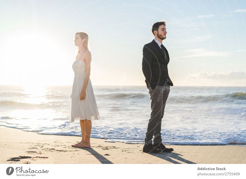 Brautpaar posiert am sonnigen Strand Paar striegeln Träumerinnen romantisch Rücken an Rücken verliebt Jugendliche Körperhaltung Liebe Zusammensein Fröhlichkeit